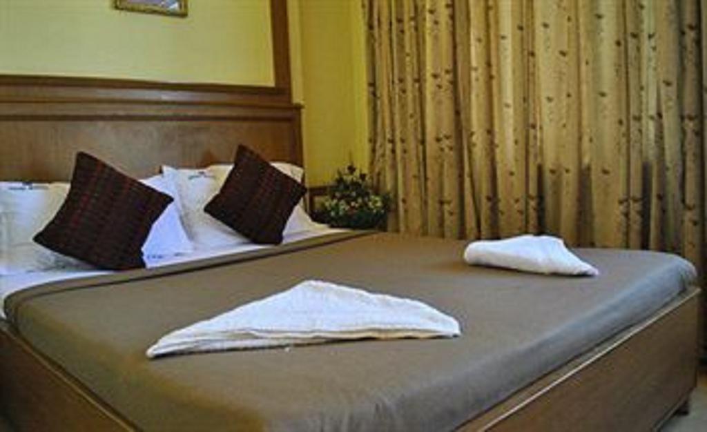 Hotel Roopa Mysore Esterno foto