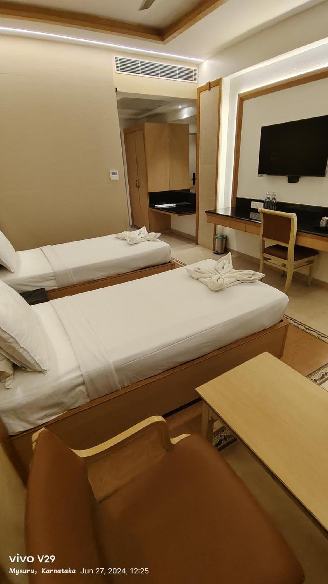 Hotel Roopa Mysore Esterno foto